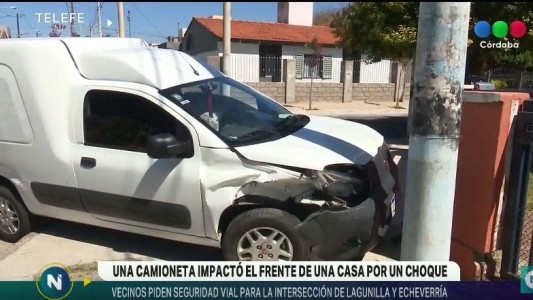 Choque entre vehículos, uno de ellos terminó contra una casa