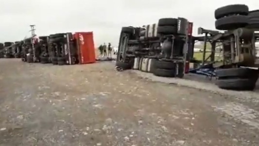 El fuerte viento volcó cinco camiones en Azul