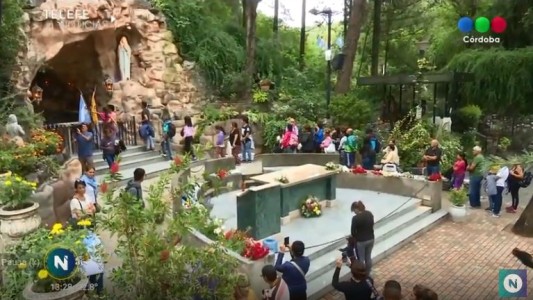Una multitud en la peregrinación por la virgen de Lourdes (1)