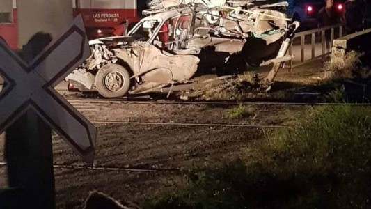 Vagones fuera de control arrollaron a un auto