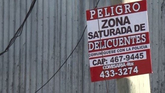 Un cartel para alertar por la inseguridad en barrio Las Flores