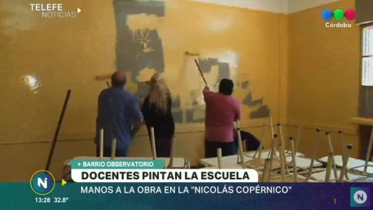 Docentes del Copérnico pintan la escuela para el inicio de las clases