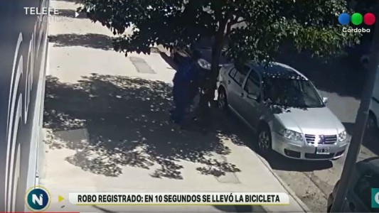 Robó una bicicleta en 10 segundos y quedó registrado por las cámaras