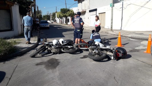 Un automovilista chocó a dos policías en moto