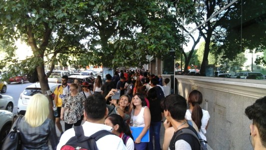 Largas filas para tramitar el boleto educativo