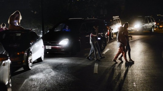 Tercer día de apagón masivo en Venezuela: murieron 15 pacientes por falta de diálisis