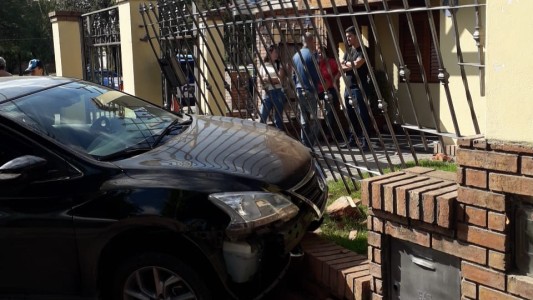 Un auto terminó incrustado en el jardín de una casa