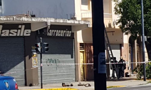 Detuvieron a un hombre que se atrincheró en la casa con el cuerpo de su mamá