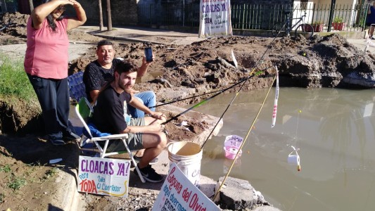 "Pescando" en aguas servidas, Villa el Libertador protesta por los hundimientos