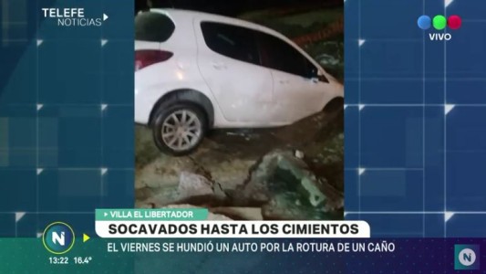 Hundimientos en Villa el Libertador: Un auto quedó atrapado en un pozo