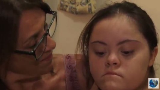 Ante la falta de atención en el hospital, joven con Síndrome de Down debió acudir a un dispensario