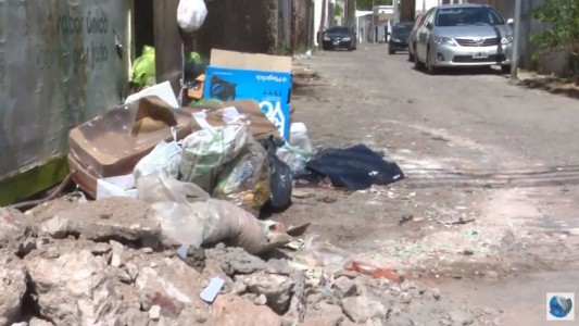 Vecinos de Alberdi reclaman por basura en la vía pública
