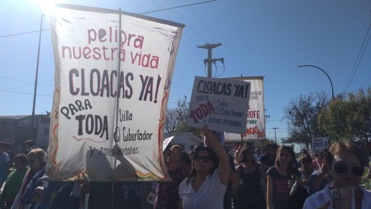 En procesión, vecinos de Villa el Libertador reclamaron por cloacas