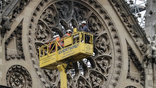 Notre Dame: encontraron colillas de cigarrillos en los andamios donde comenzó el incendio