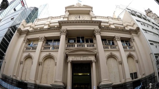 "Medidas bien calibradas": el FMI apoyó la eliminación de la "zona de no intervención" cambiaria