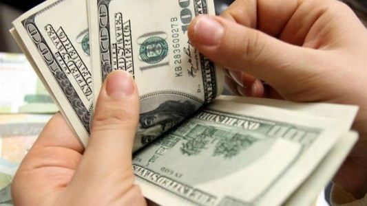 El dólar abrió en baja a $45,70 y retrocedió $1,30