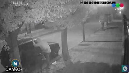 Robo registrado: en dos minutos abrieron un auto en barrio Las Flores