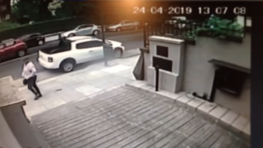 Perdió la plata que necesita para una operación y un video muestra a la persona que se la llevó