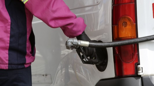 Axion dio marcha atrás y bajó la nafta un 2%