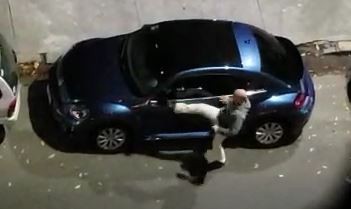 Destrozó un auto que tapaba la entrada de su garage