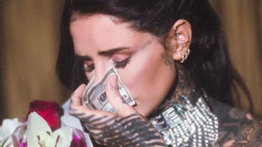 Estalló la polémica en las redes por una foto de Cande Tinelli limpiándose la nariz con 100 dólares