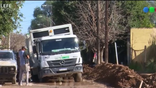Villa El Libertador: un camión de basura se hundió en la calle