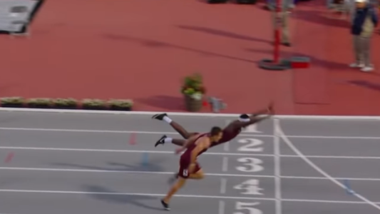 Dejándolo todo: un corredor se tiró de palomita para llegar primero a la meta