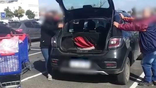 Copiaban tarjetas de crédito, compraban en supermercados y vendían los productos en su almacén