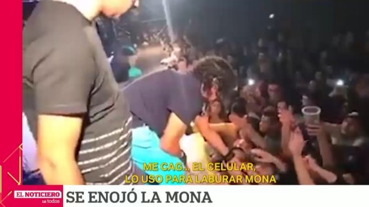 La Mona paró el baile para que le devolvieran el celular a un fanático