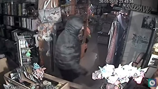 Inseguridad registrada: así entraron en una librería de Octavio Pinto al 2700