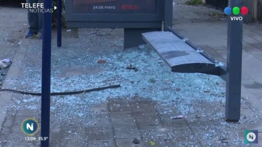 Perdió el control del auto, chocó contra una parada y terminó en una casa