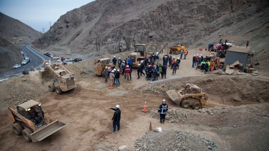 Rescataron a uno de los obreros atrapado en una mina en Chile