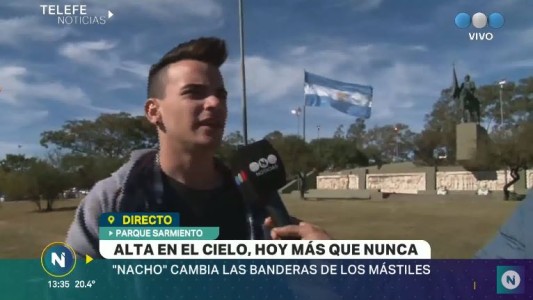 Nacho: el cordobés que reemplaza banderas en espacios públicos