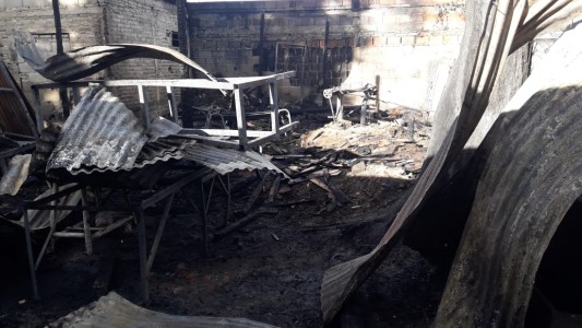 Agüello Lourdes: pérdidas totales tras incendiarse una carpintería