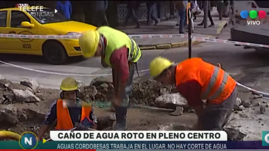 Otro caño roto que complica el tránsito