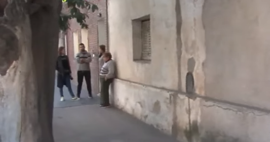 Le destrozaron la puerta para robar y un vecino debió prestarle otra