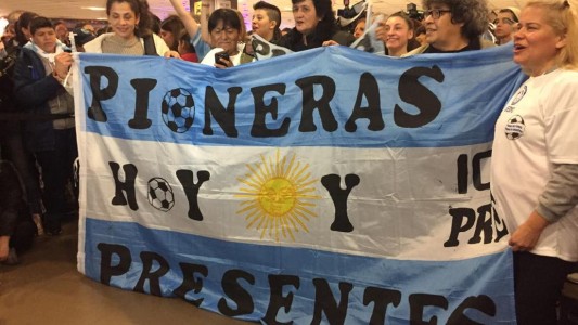 Mundial Femenino: una multitud recibió a las chicas de la Selección en Ezeiza