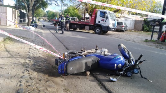 Villa Belgrano: en reversa, una grúa mató a un motociclista