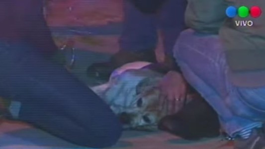 Conmovedor rescate de un perro tras incendiarse un departamento