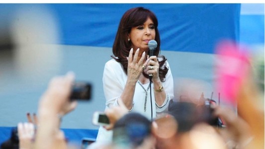 Cristina Kirchner hace un alto en la campaña para  visitar a su hija Florencia en Cuba