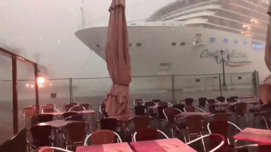 Pánico en Venecia: un crucero perdió el control y casi choca con otro barco