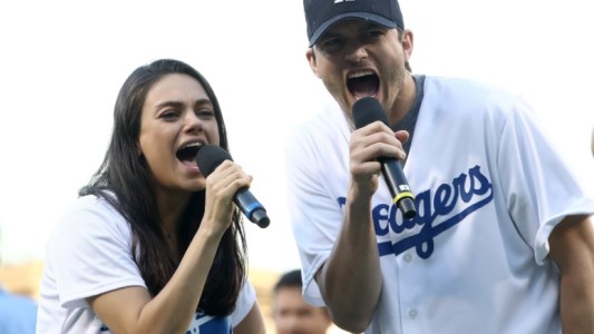 Ashton Kutcher y Mila Kunis la rompen toda cantando "la vaca Lola"
