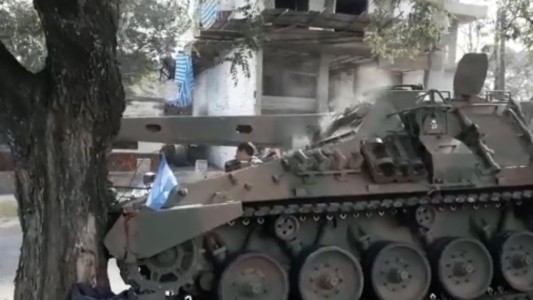 Un tanque se quedó sin frenos y chocó contra un árbol después del desfile del 9 de Julio