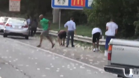 Video: se abrió la puerta de un camión blindado y hubo una lluvia de dólares en Atlanta