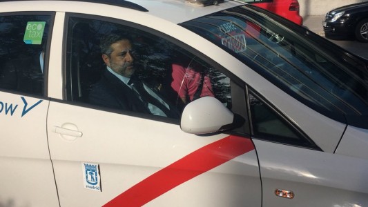 Angelici llegó el Tribunal Arbitral del Deporte en un auto blanco y una banda roja