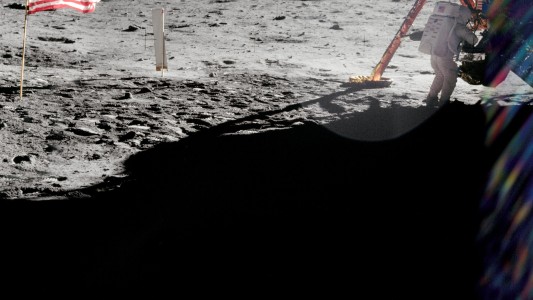 La NASA quiere recuperar 96 bolsas de excremento que dejó la misión del Apolo 11 en la Luna