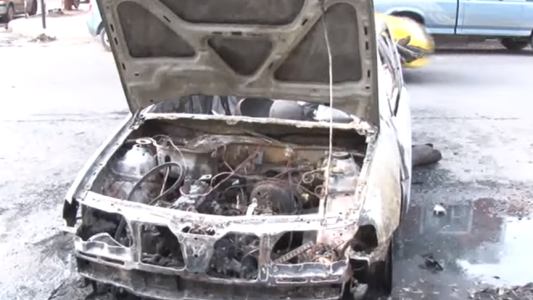 El auto se le prendió fuego y explotó el tubo de GNC