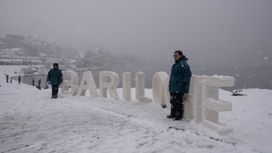 Vacaciones de invierno: fuerte nevada cubrió Bariloche