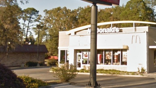 A los tiros en un McDonald's porque le dieron las papas frías