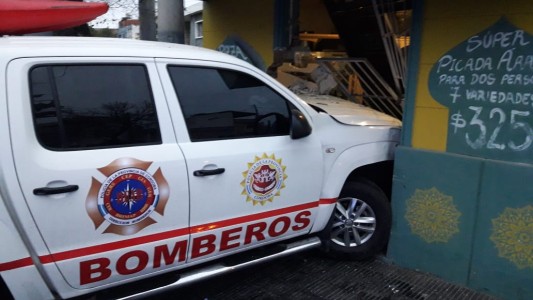 Camioneta de Bomberos se incrustó en un local de empanadas